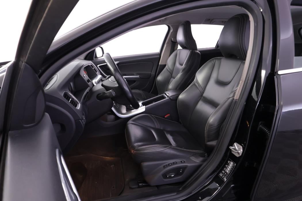 VOLVO V60 2015