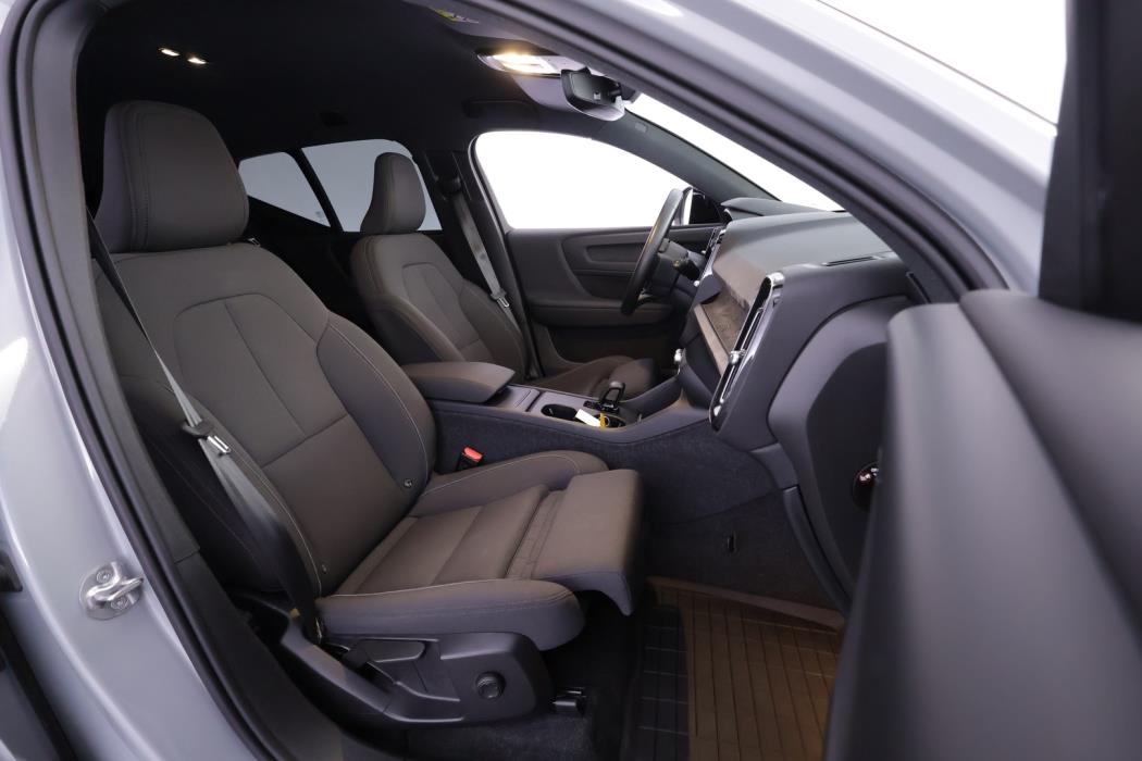 VOLVO EX40 2025