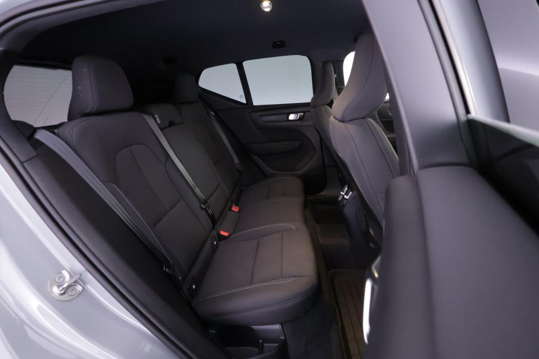VOLVO EX40 2025