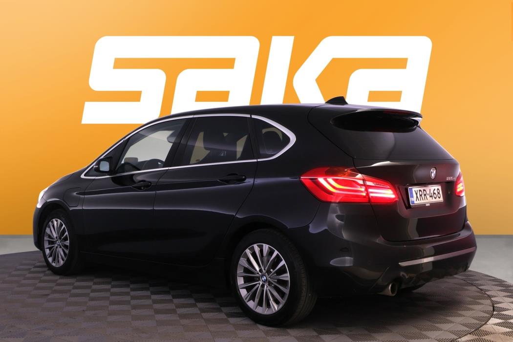 BMW 225 2021