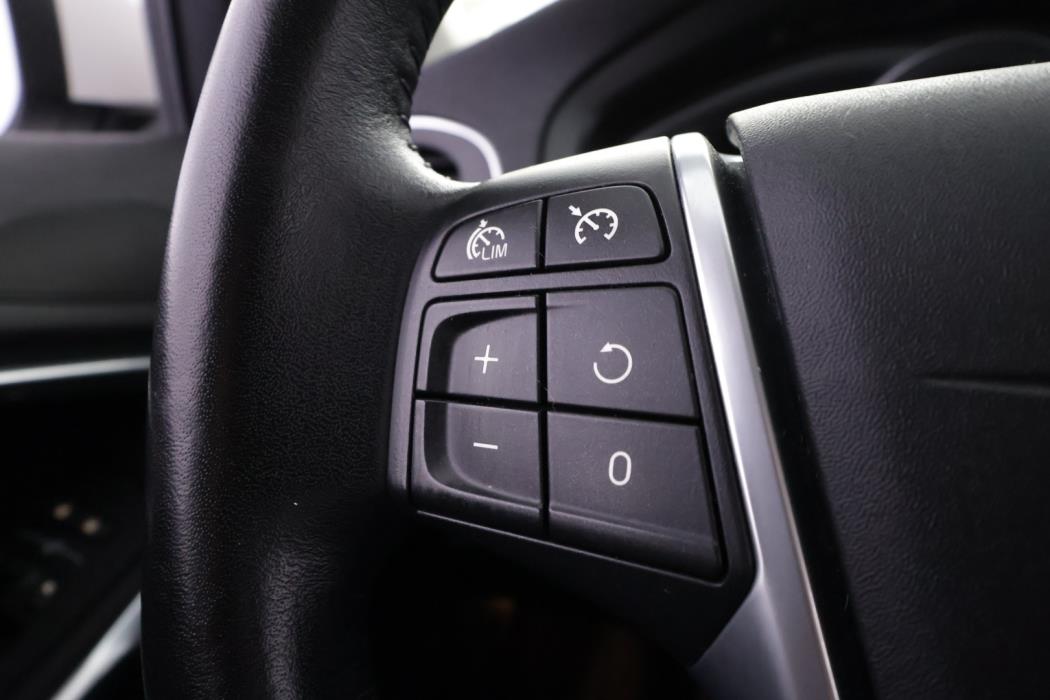 VOLVO V40 2017