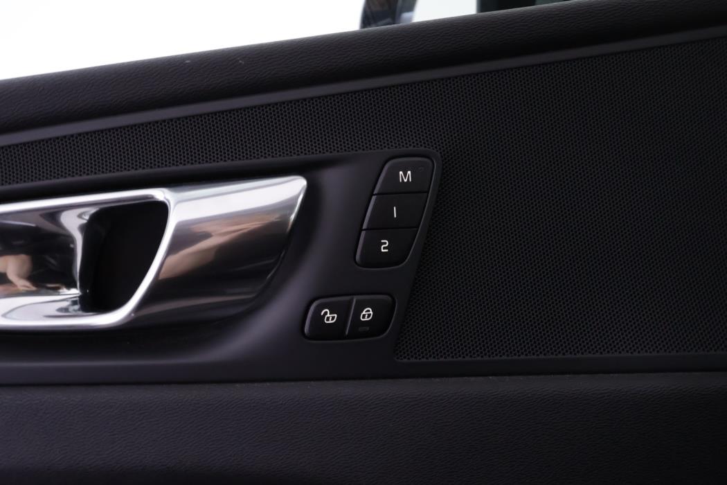 VOLVO XC60 2021