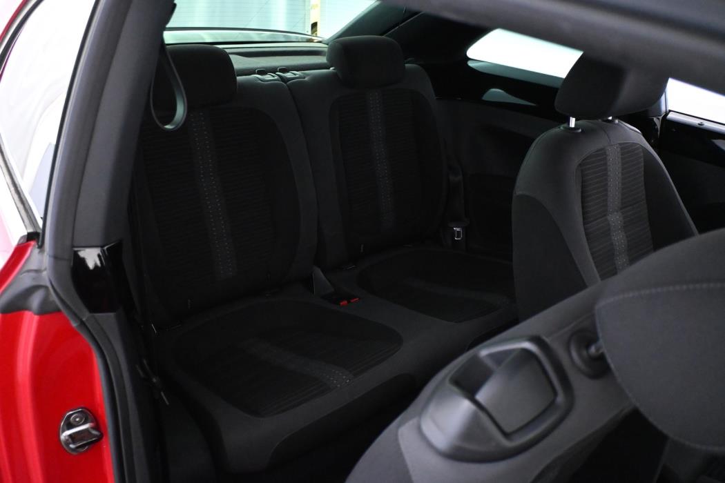 VOLKSWAGEN Beetle 2012