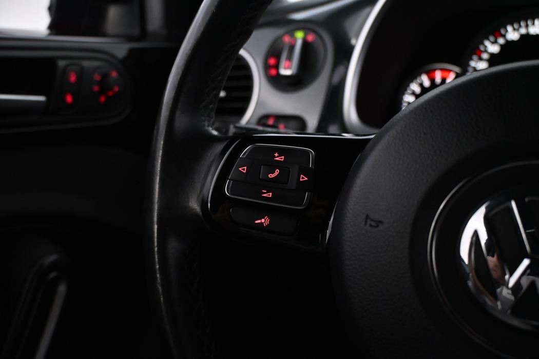 VOLKSWAGEN Beetle 2012