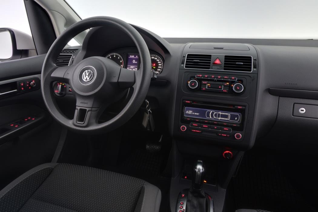 VOLKSWAGEN Touran 2012