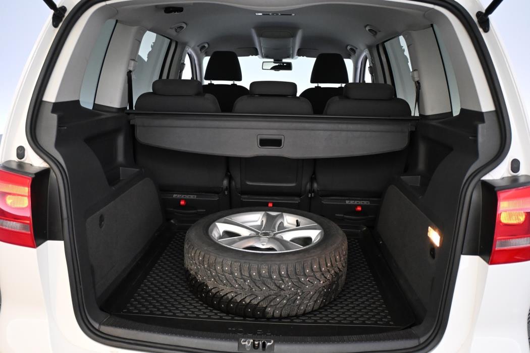 VOLKSWAGEN Touran 2012