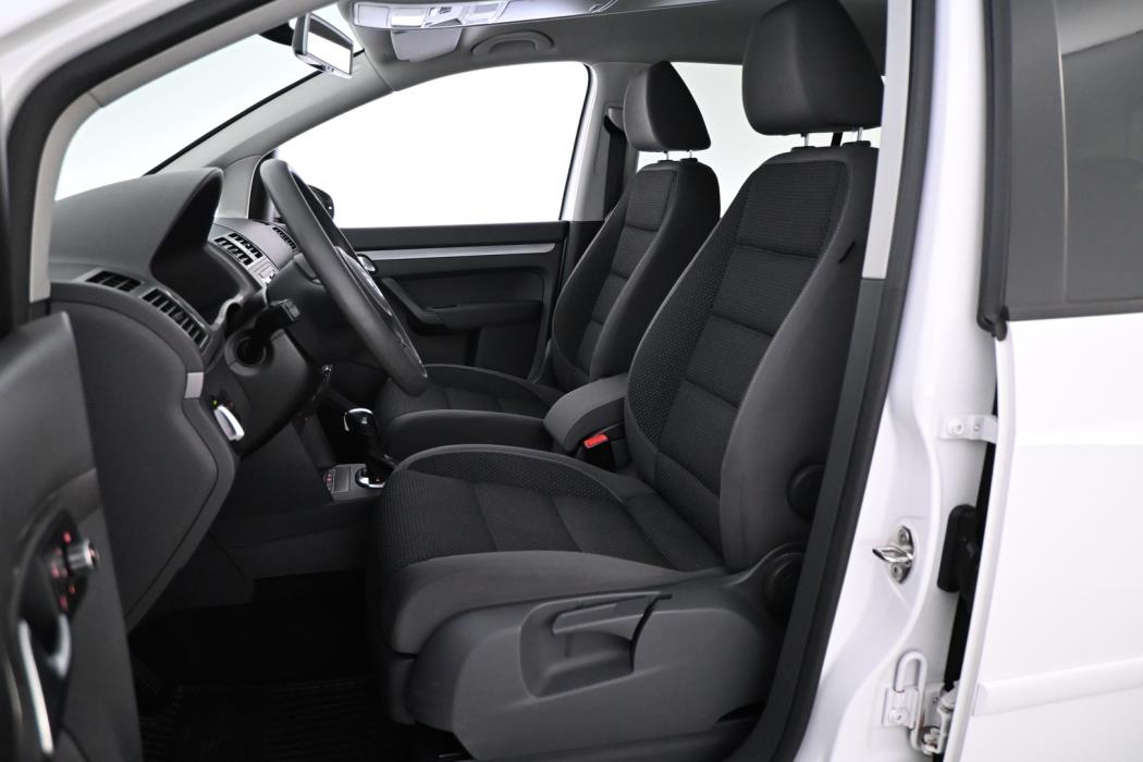 VOLKSWAGEN Touran 2012