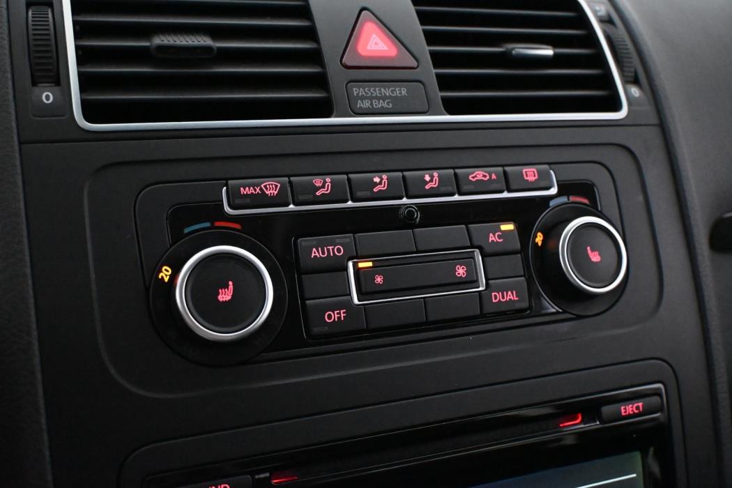 VOLKSWAGEN Touran 2012