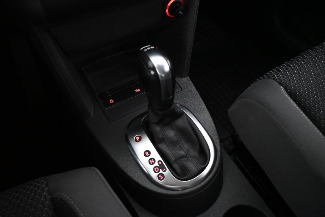 VOLKSWAGEN Touran 2012