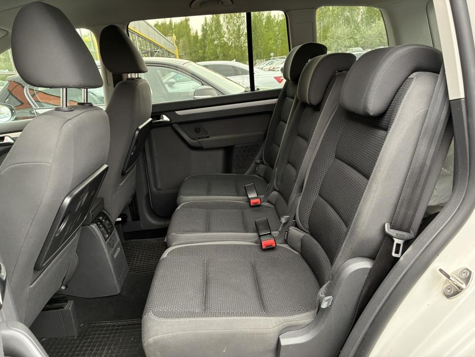 VOLKSWAGEN Touran 2012