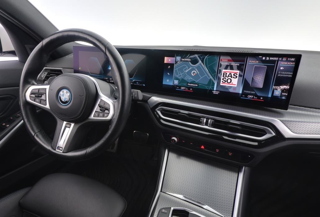 BMW 330 2023