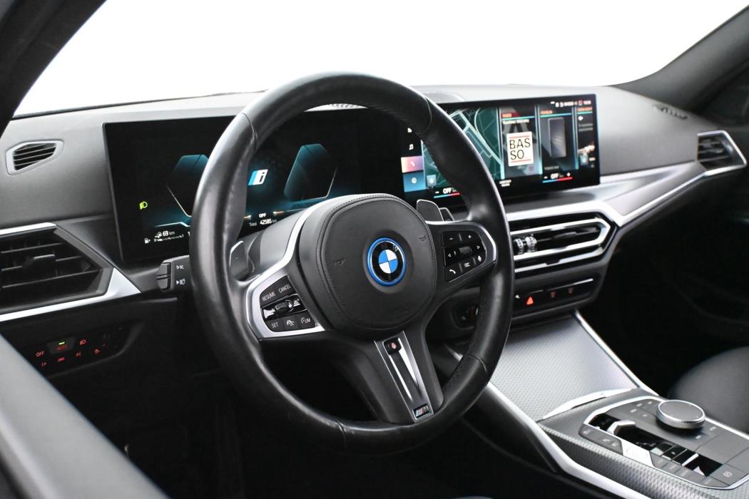 BMW 330 2023