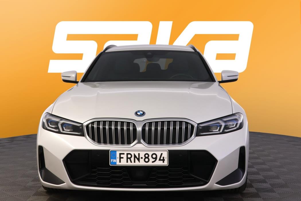 BMW 330 2023