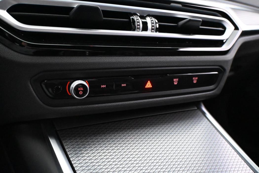 BMW 330 2023