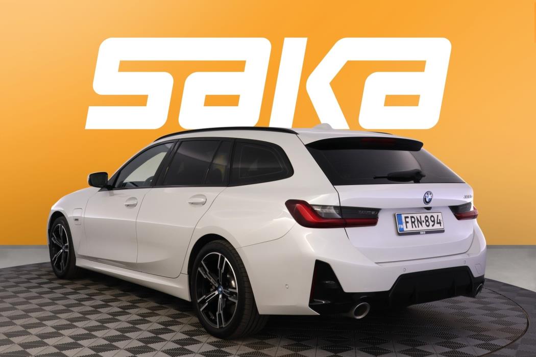 BMW 330 2023
