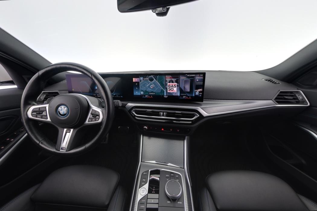 BMW 330 2023