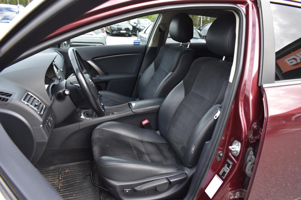 TOYOTA Avensis 2012