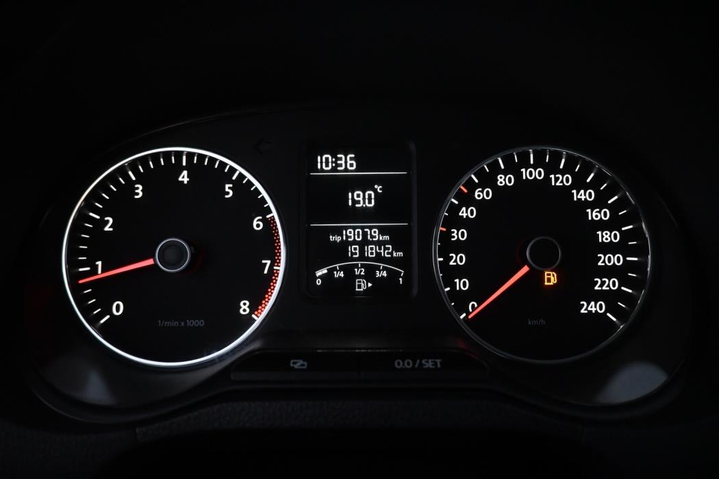 VOLKSWAGEN Polo 2013