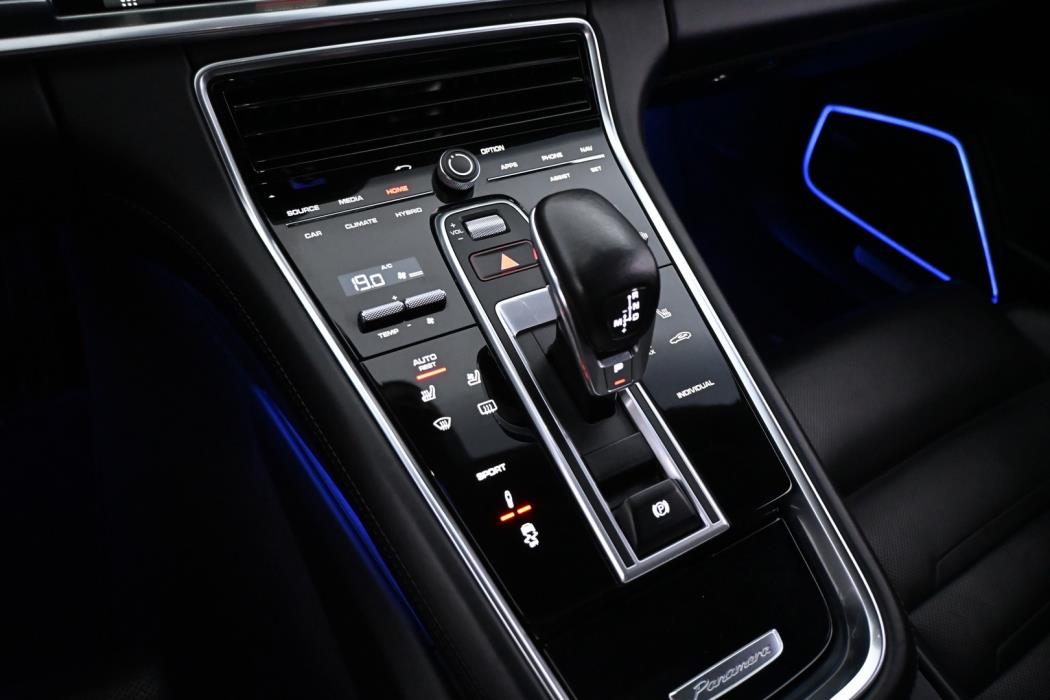 PORSCHE Panamera 2018
