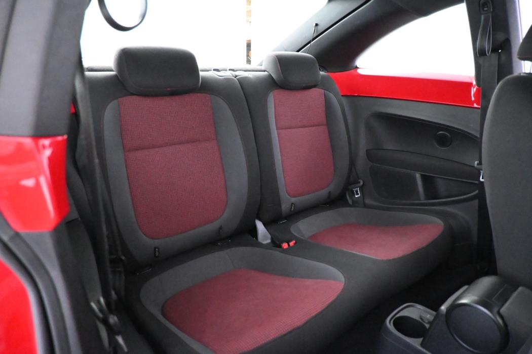 VOLKSWAGEN Beetle 2013