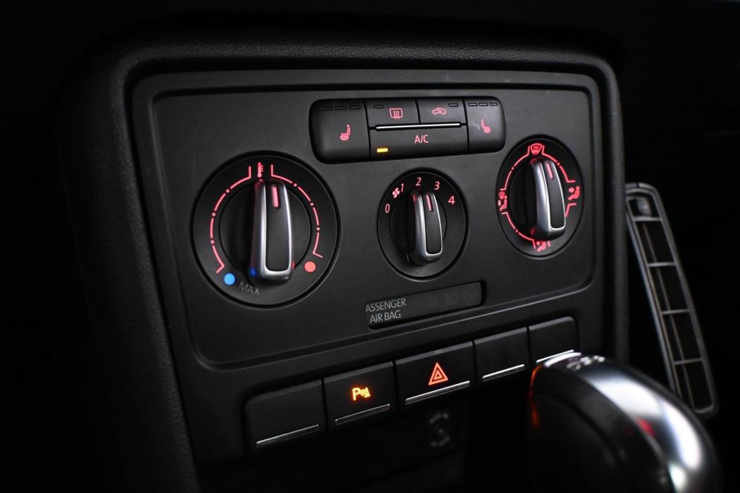 VOLKSWAGEN Beetle 2013