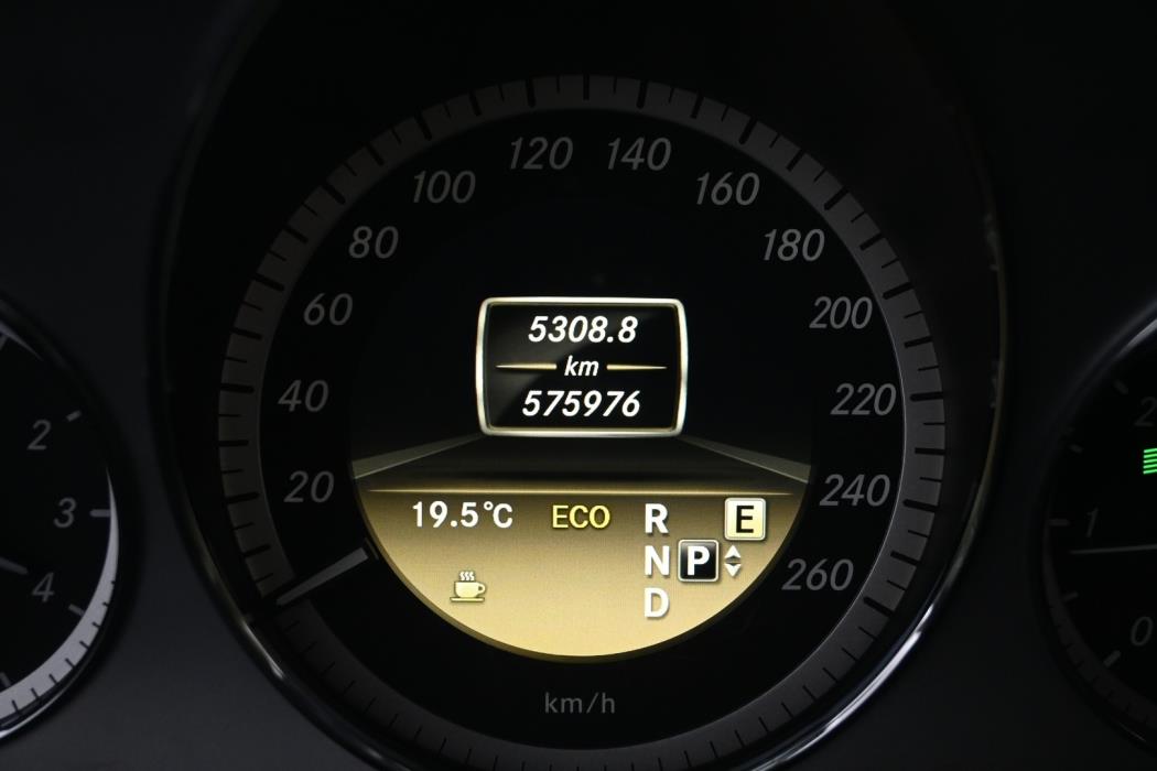 MERCEDES-BENZ E 2012