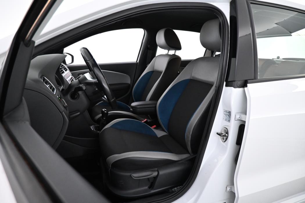 VOLKSWAGEN Polo 2015