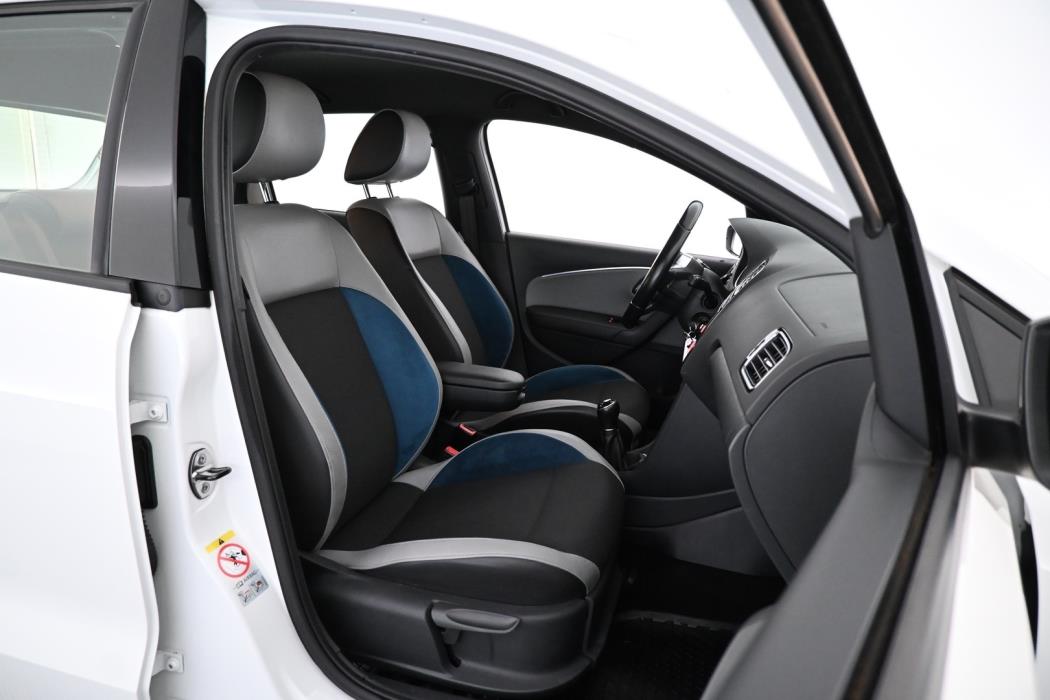 VOLKSWAGEN Polo 2015