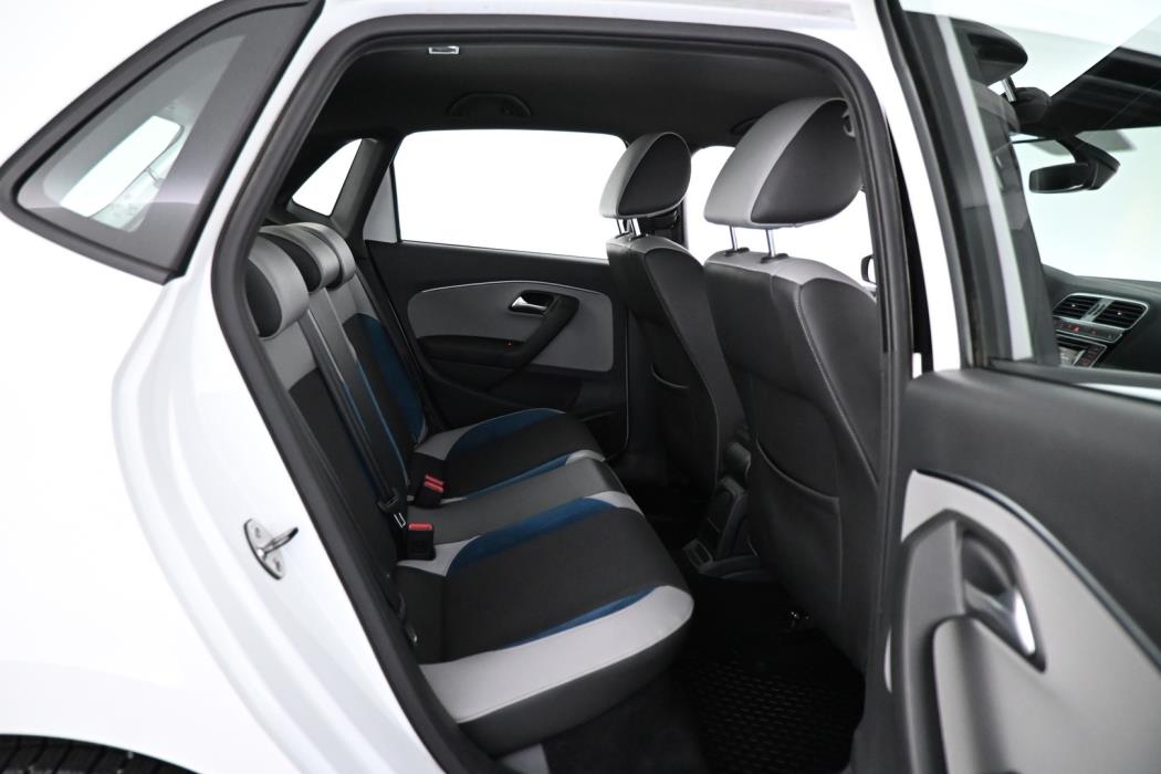 VOLKSWAGEN Polo 2015