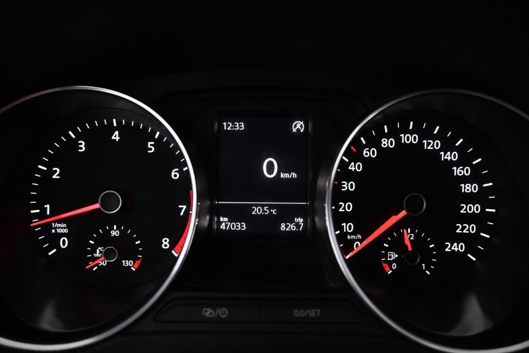 VOLKSWAGEN Polo 2015