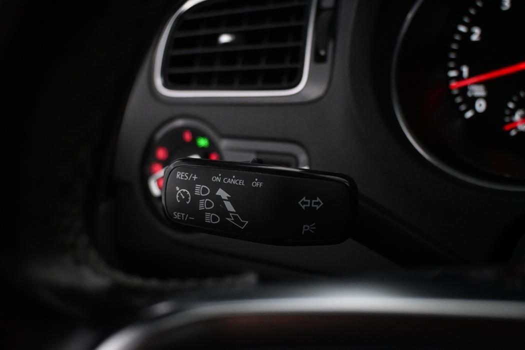 VOLKSWAGEN Polo 2015