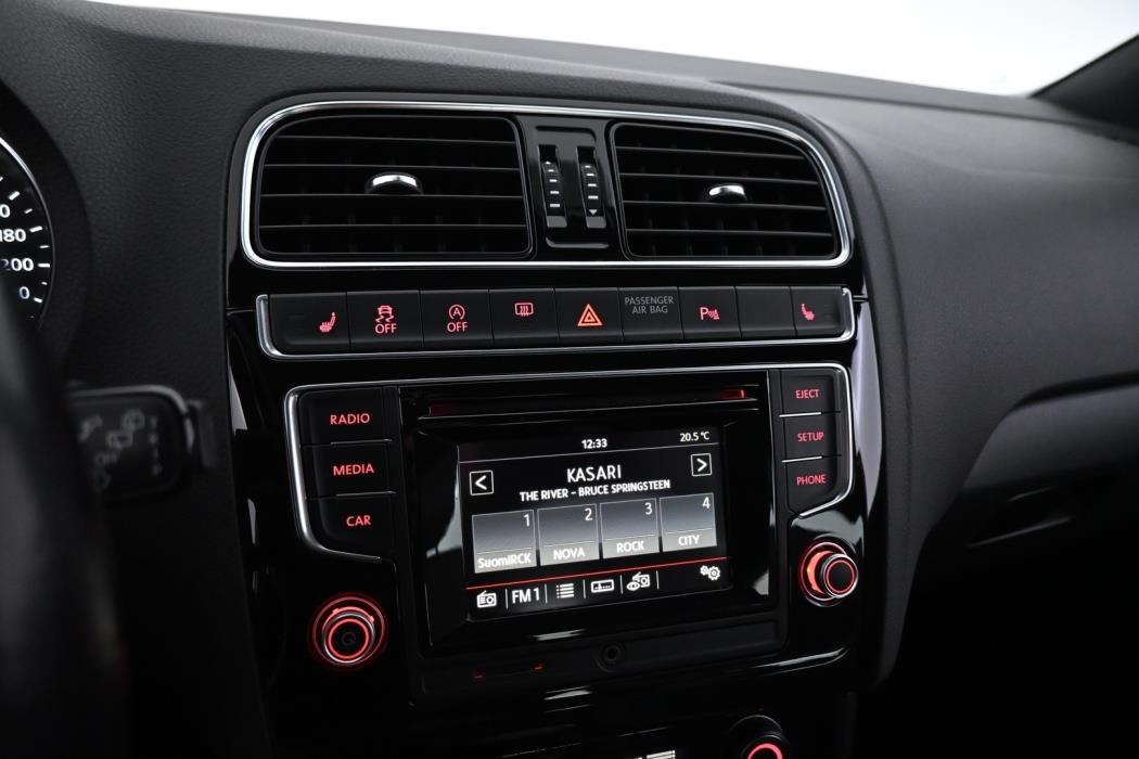 VOLKSWAGEN Polo 2015