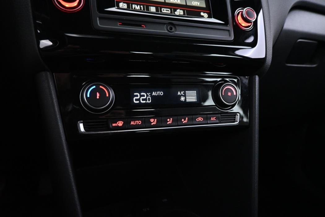 VOLKSWAGEN Polo 2015