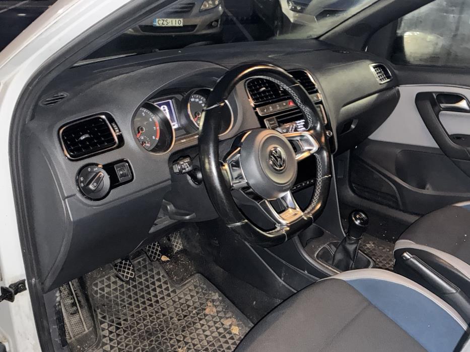 VOLKSWAGEN Polo 2015