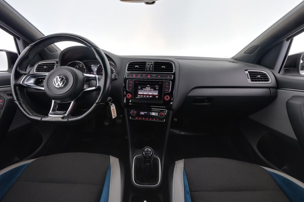 VOLKSWAGEN Polo 2015