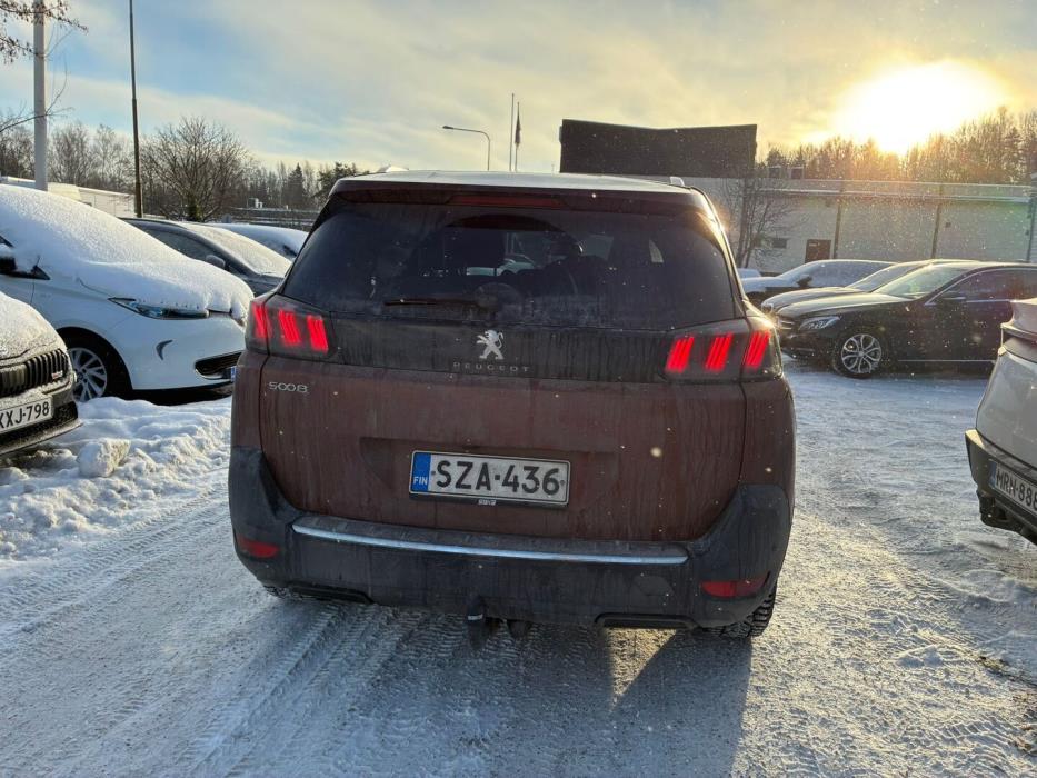 PEUGEOT 5008 2021