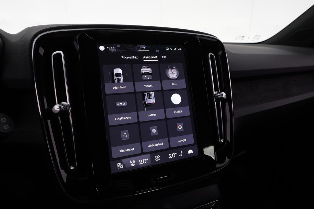 VOLVO XC40 2023