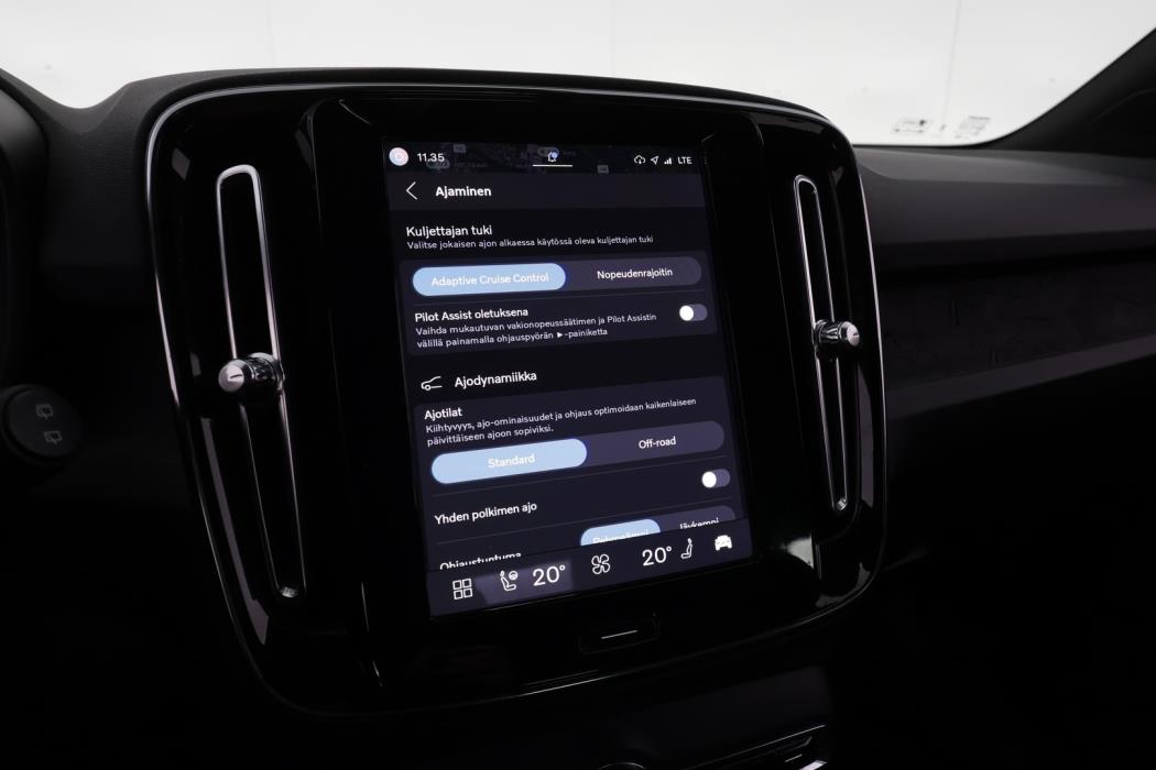 VOLVO XC40 2023