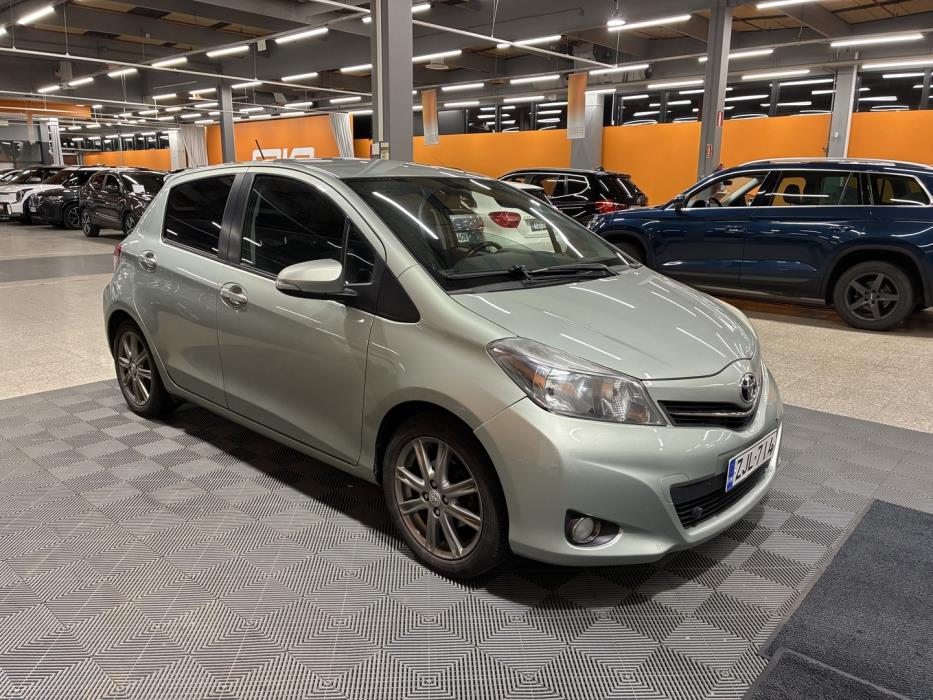 TOYOTA Yaris 2012