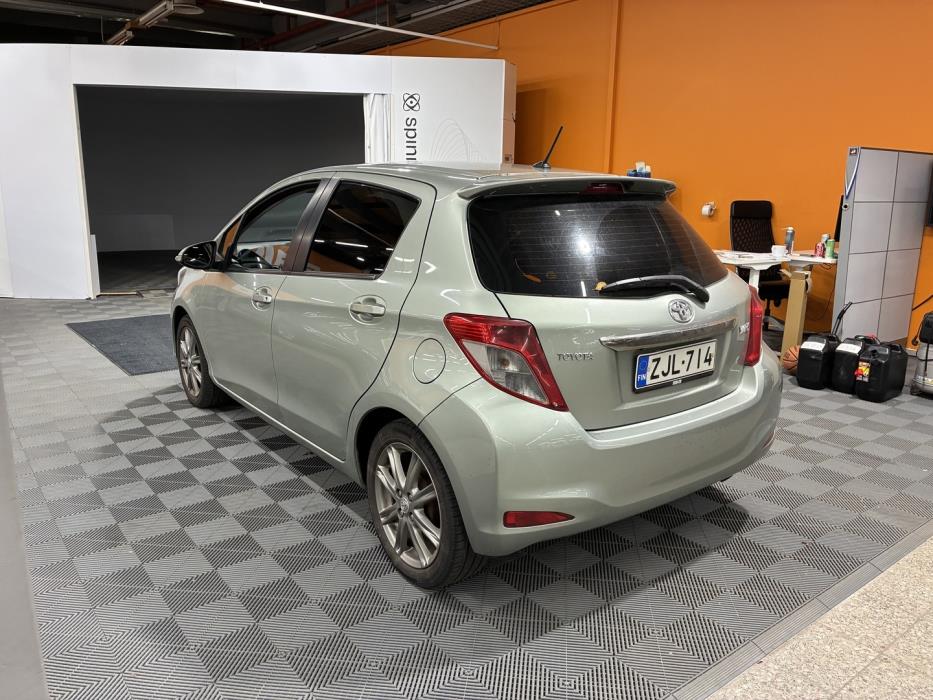 TOYOTA Yaris 2012