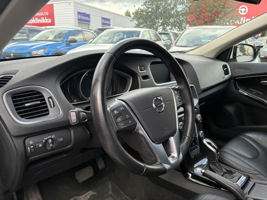 VOLVO V40 2019