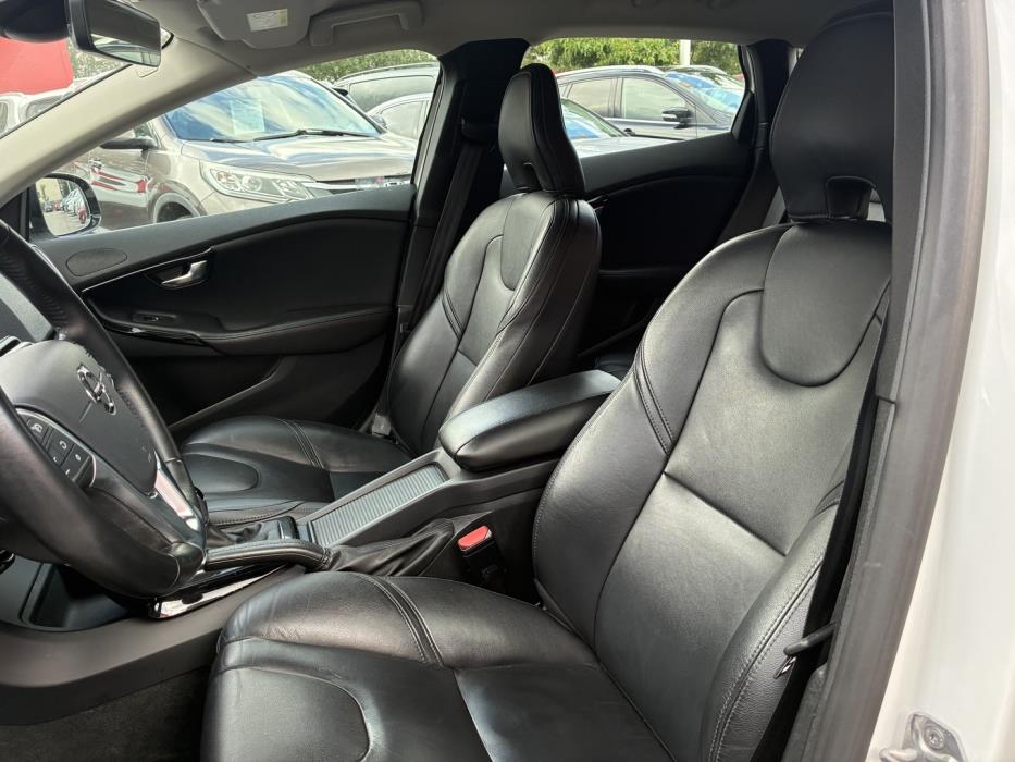 VOLVO V40 2019