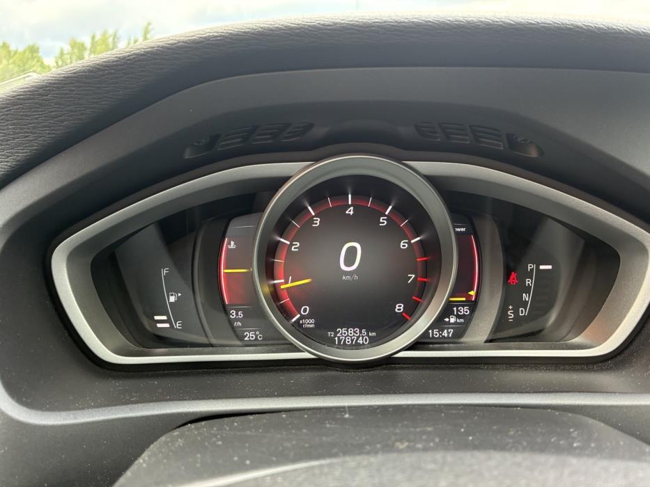 VOLVO V40 2019