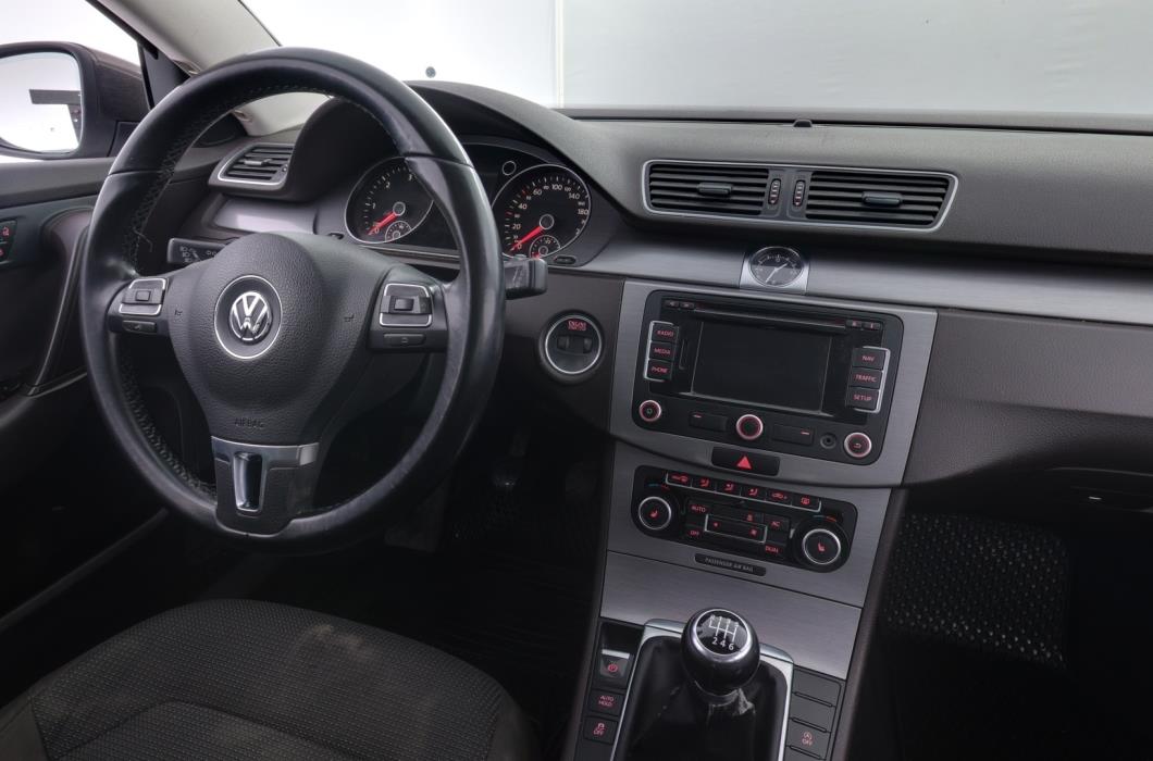VOLKSWAGEN Passat 2011