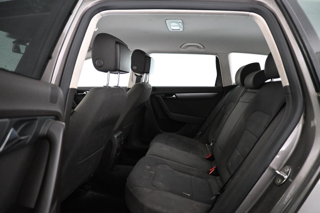 VOLKSWAGEN Passat 2011