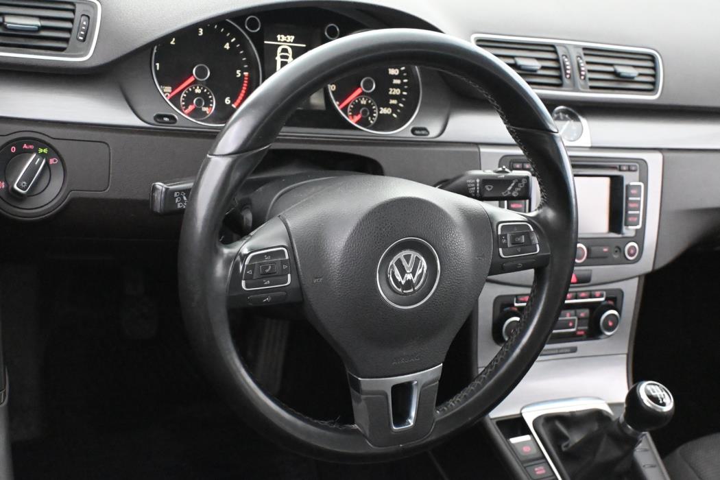 VOLKSWAGEN Passat 2011