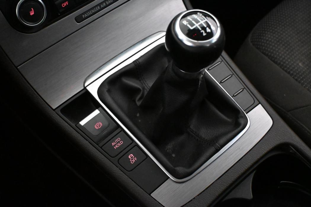 VOLKSWAGEN Passat 2011