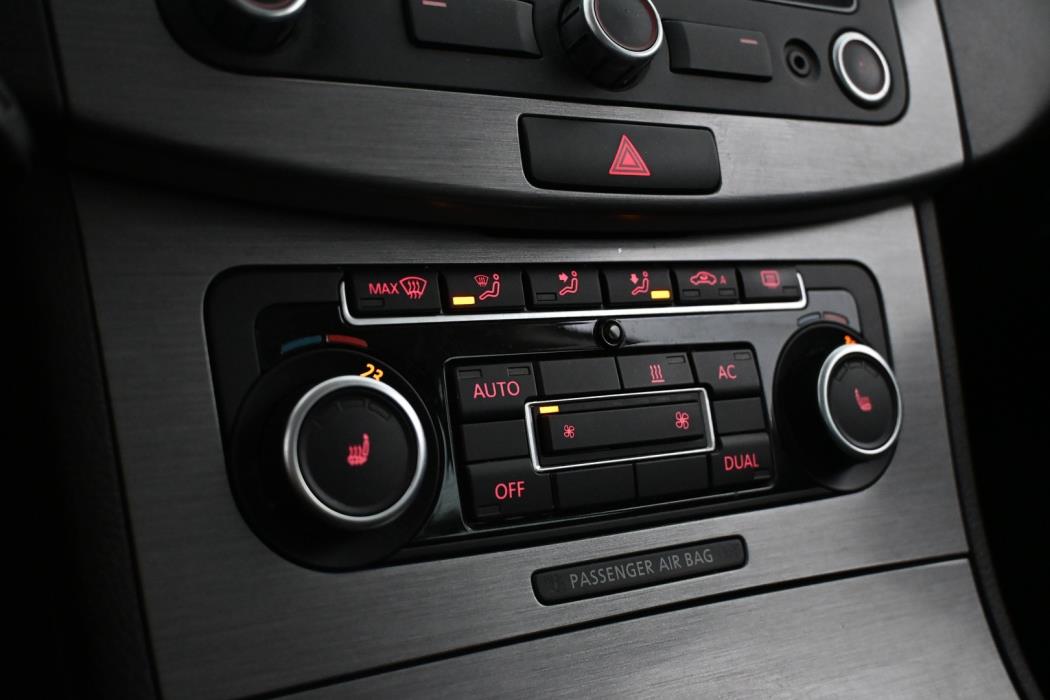 VOLKSWAGEN Passat 2011