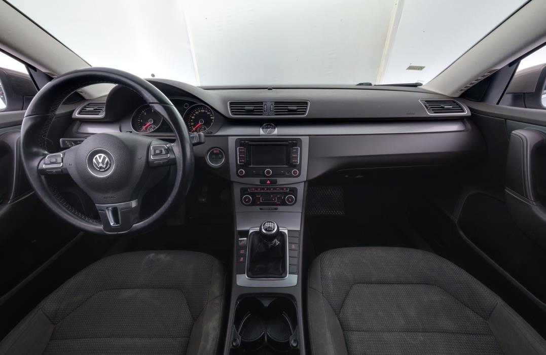 VOLKSWAGEN Passat 2011