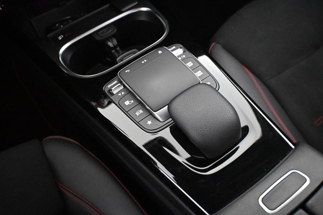 MERCEDES-BENZ A 2022